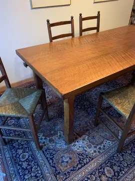 Grande table à manger en bois avec chaises