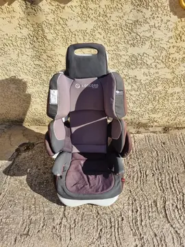 Donne siège auto très usé mais bon pour dépannage