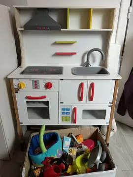 Petite cuisine à réparer + lot dinette