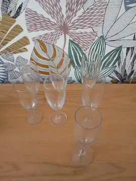 Lot de verres à vin et flutes à champagne