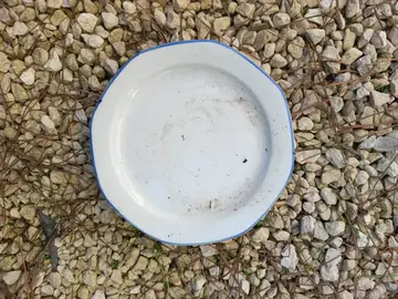 5 petites assiettes en porcelaine blanche liseret bleu