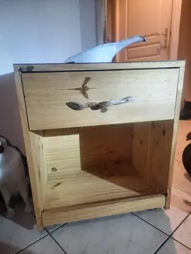 Commode en bois sur roulette