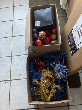 boule de noël et guirlandes