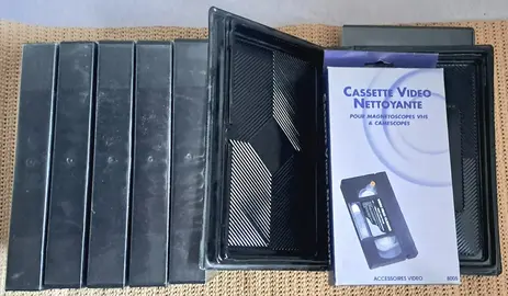 7 boîtiers vides pour VHS + k7 nettoyante