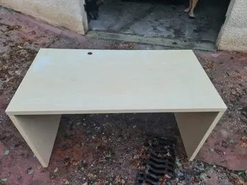 bureau ikea avec une tâche