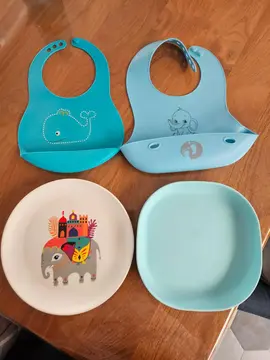 Bavoirs lavables et assiettes bébé