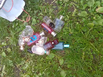 Un lot de flacons de parfum vide