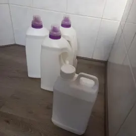 bidons de lessive VIDES