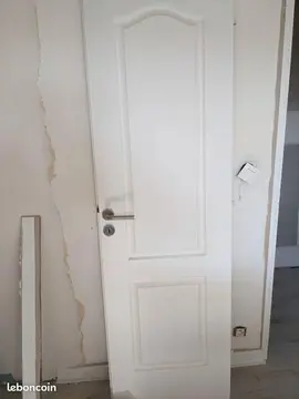 Porte avec serrure sur rosace