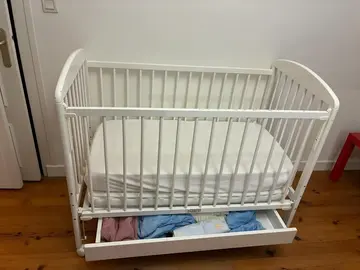 lit bébé à barreaux