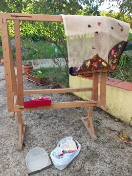chevalet à tapisser plus canevas déjà entamé et la laine qui va avec