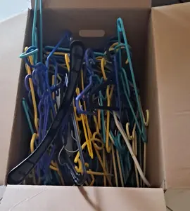 100 cintres environ en plastique