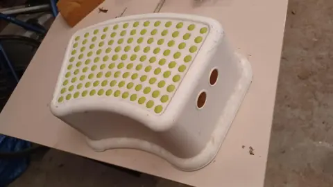 marche pied en plastique IKEA