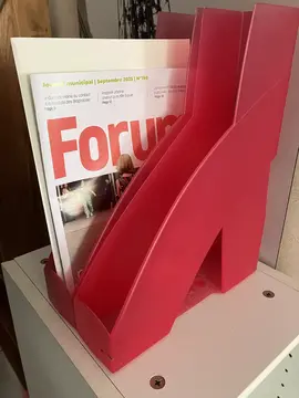 2 supports de cahiers/magazines
