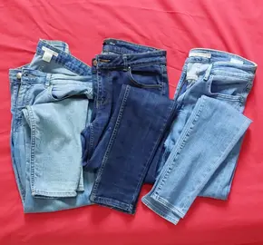 3 jeans et une veste en toile