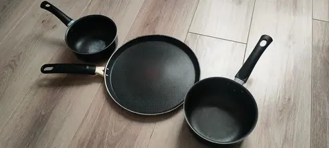 Poêle et petites casseroles