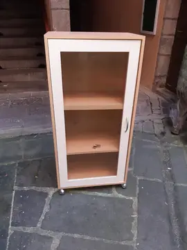 Meuble étagère avec porte vitrée