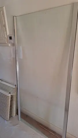 radiateur acier et paroi de douche