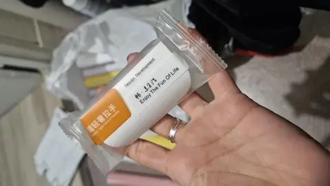 poignées portes de placard + papier adhésif portes de placard + adhésif carrelage