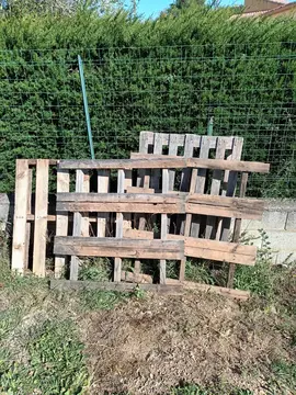 Bois de palettes pour démarrer barbecue ou cheminée.
