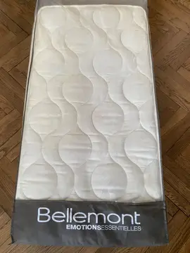 matelas bébé avec quelques taches