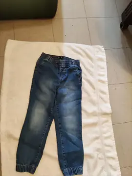 pantalon jean,s' 6-7 ans. ( garçon ).