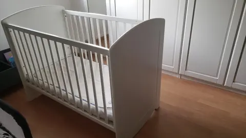 lit à barreaux en bois