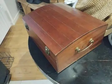 Boîte de peinture en bois ancienne