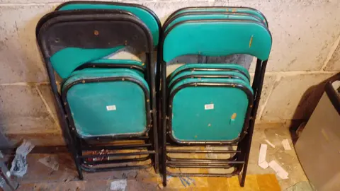 Chaises pliantes en mauvais état