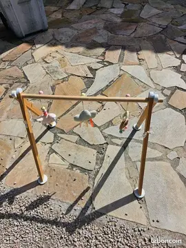 👶 Mobile éducatif en bois pour bébé