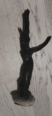 Bois flotté fixé sur un galet