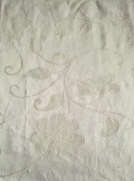 Nappe beige à motifs floraux 240 x 140 cm