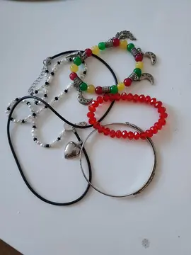 lot de bracelet et bijoux fantaisie