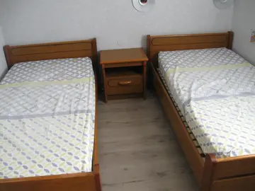 lot de 2 lits en 90 avec sommier et matelas + 1 chevet assorti