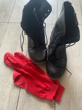 Bottines noirs et chaussettes rouges