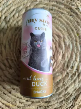 Donne friandises pour chat
