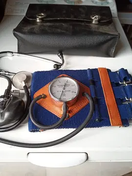 tensiomètre classique avec stétoscope + documentations diverses pour infirmière