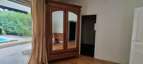 armoire vitrée en bois massif