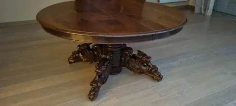 table d'ébénisterie avec pieds sculptés