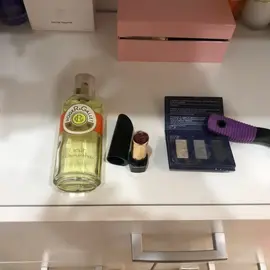 parfum, ombre à paupières, rouge à lèvres