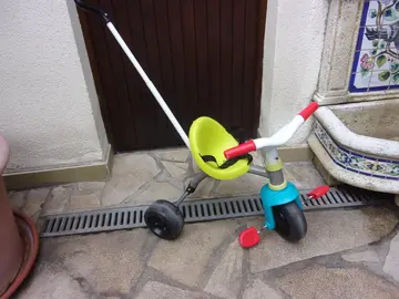Tricycle SMOBY avec ceinture et canne parentale