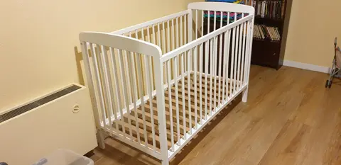 lit bébé en bois blanc