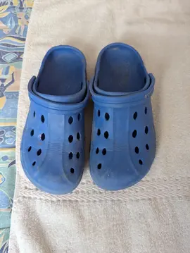 1 PAIRE DE CROCS - T.33