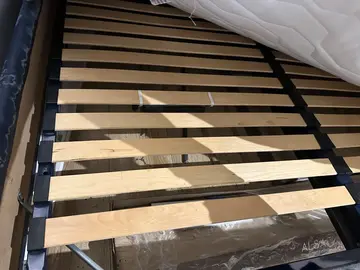 urgent-à récupérer vendredi 14-lit + sommier SANS MATELAS-taille 160cmx200cm