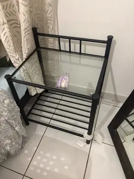 petite table d’appoint métal et verre