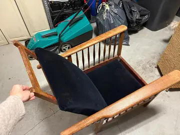 vieux siège chaise fauteuil vintage bois à réparer