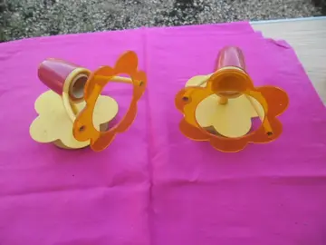 2 appliques en forme de fleurs --