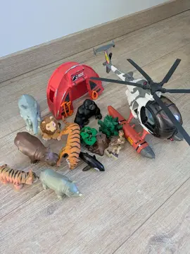 jouets figurines et hélicoptère