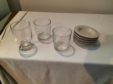 3 verres et petites coupelles