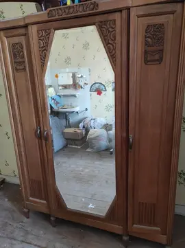 meubles anciens : armoire, tête et pied de lit, chevet assortis